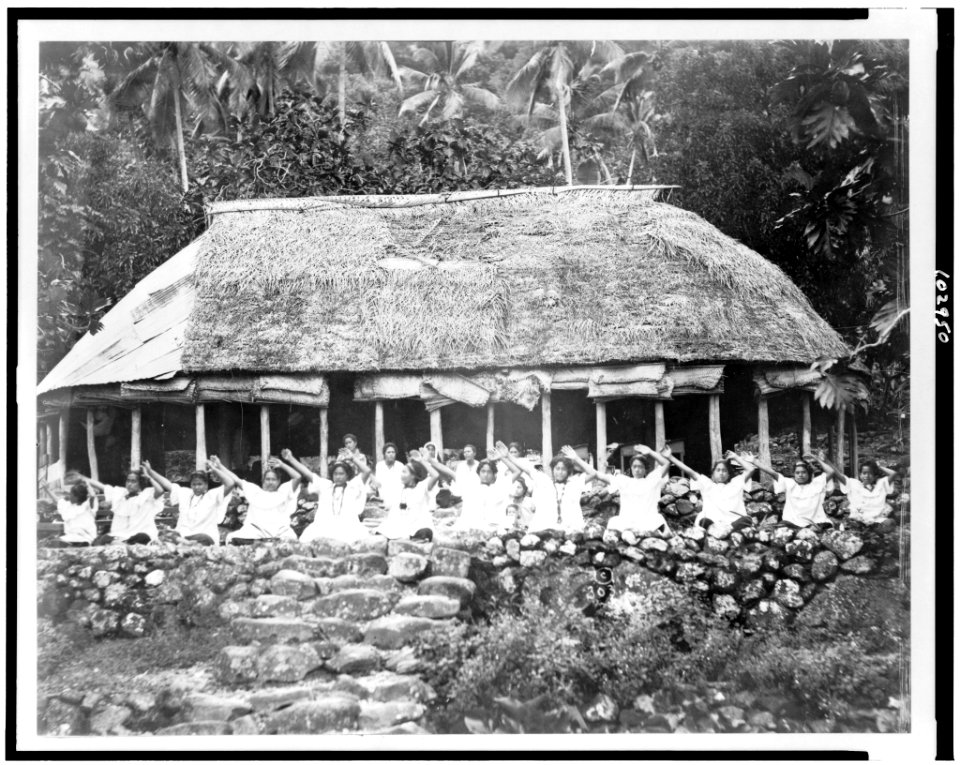 Female Samoan dancers in the South Pacific LCCN91728222
