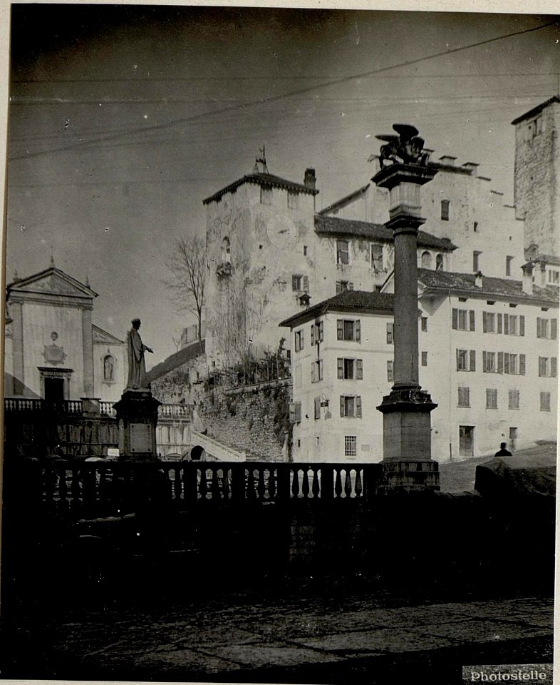 Feltre.Piazza Vittorio Emanuele mit Castell. (BildID 15640428)