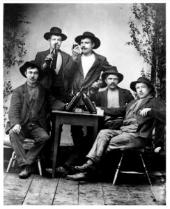 Fem midsommarfirande vägarbetare i ateljén. Vägbygget gick mellan Lima och Rörbäcksnäs, 1901-1905 - Nordiska Museet - NMA.0052748 photo