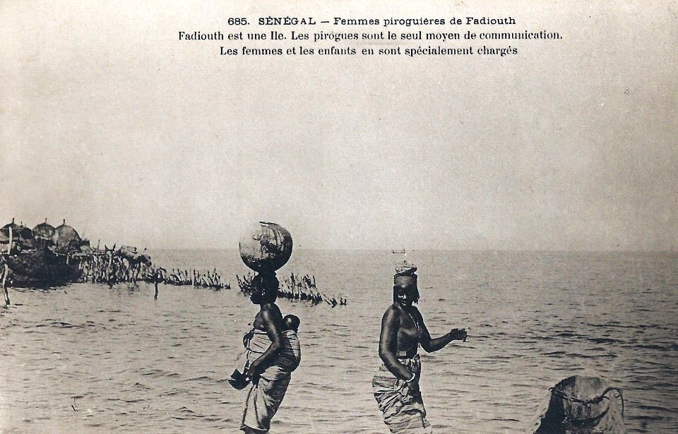 Femmes piroguières de Fadiouth (AOF)