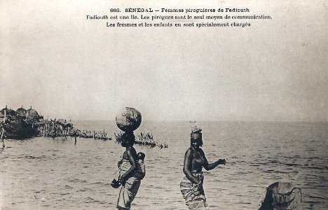 Femmes piroguières de Fadiouth (AOF)
