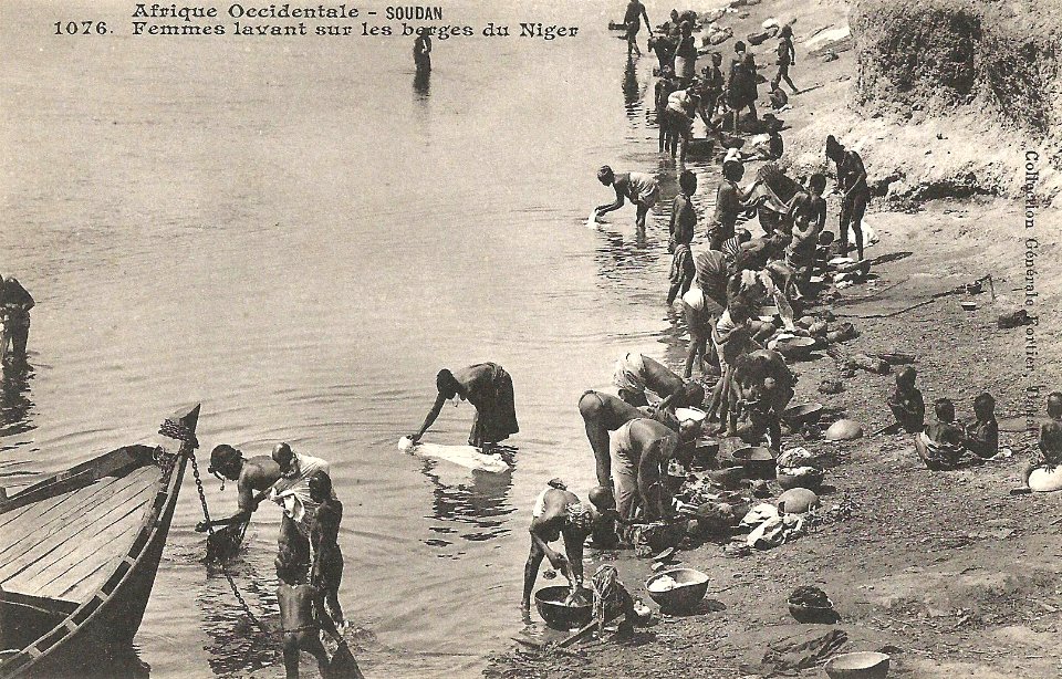 Femmes lavant sur les berges du Niger (AOF)