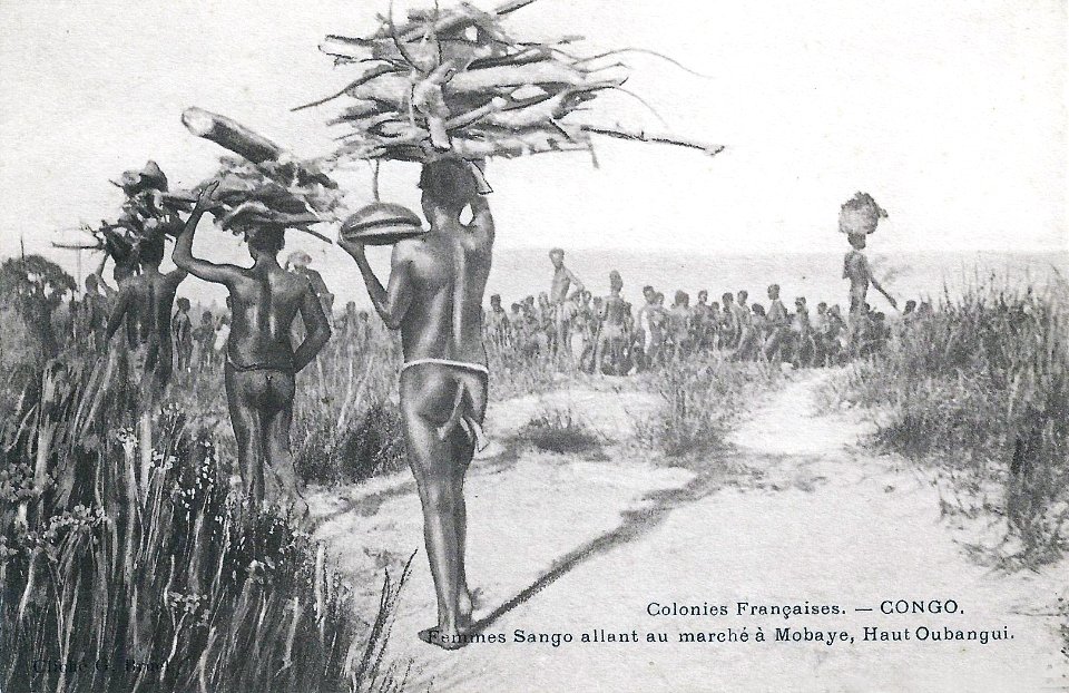 Femmes Sango allant au marché à Mobaye-Haut Oubangui-Congo
