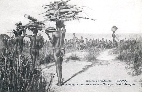 Femmes Sango allant au marché à Mobaye-Haut Oubangui-Congo
