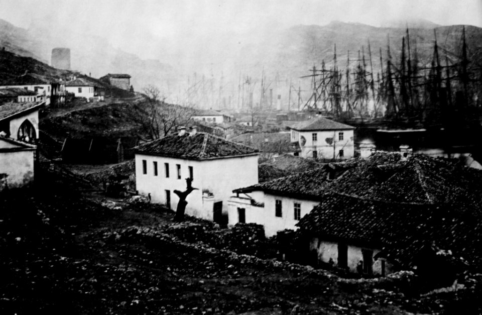 Fenton, Roger - Balaklava seewärts gesehen mit dem Komandantenhaus im Vordergrund (Zeno Fotografie)