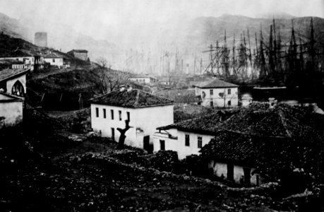 Fenton, Roger - Balaklava seewärts gesehen mit dem Komandantenhaus im Vordergrund (Zeno Fotografie)