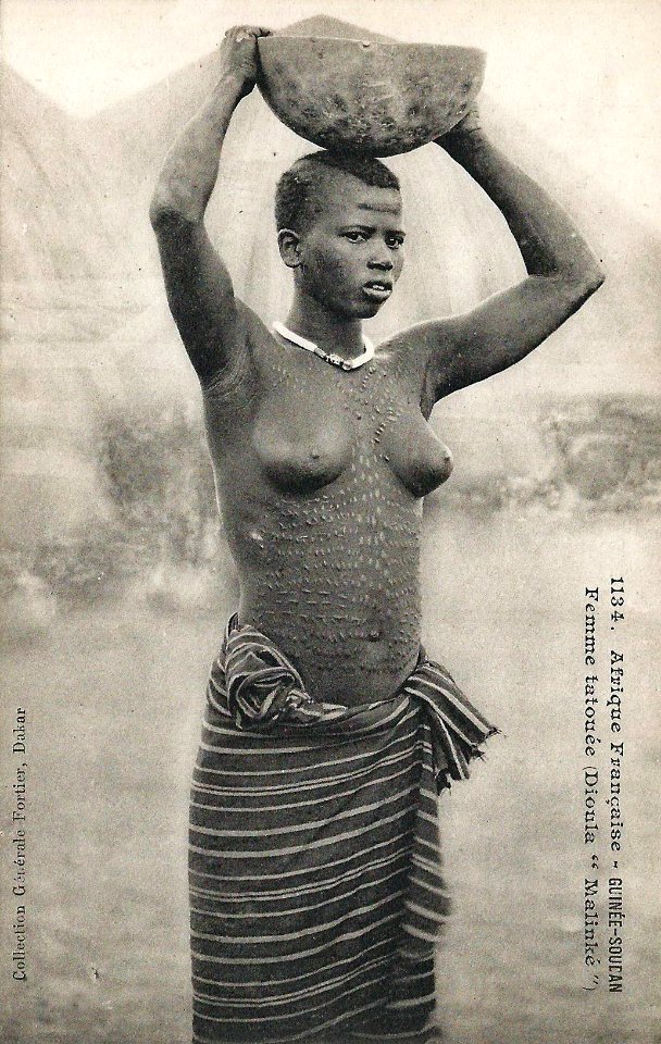 Femme tatouée Dioula-Malinké (Guinée)