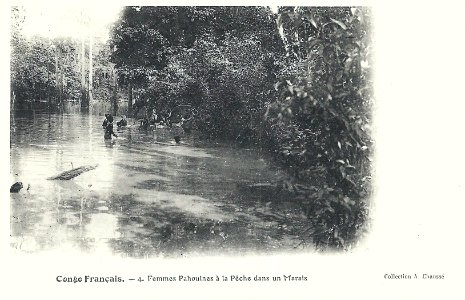 Femmes Pahouines à la pêche dans un marais-Congo Français