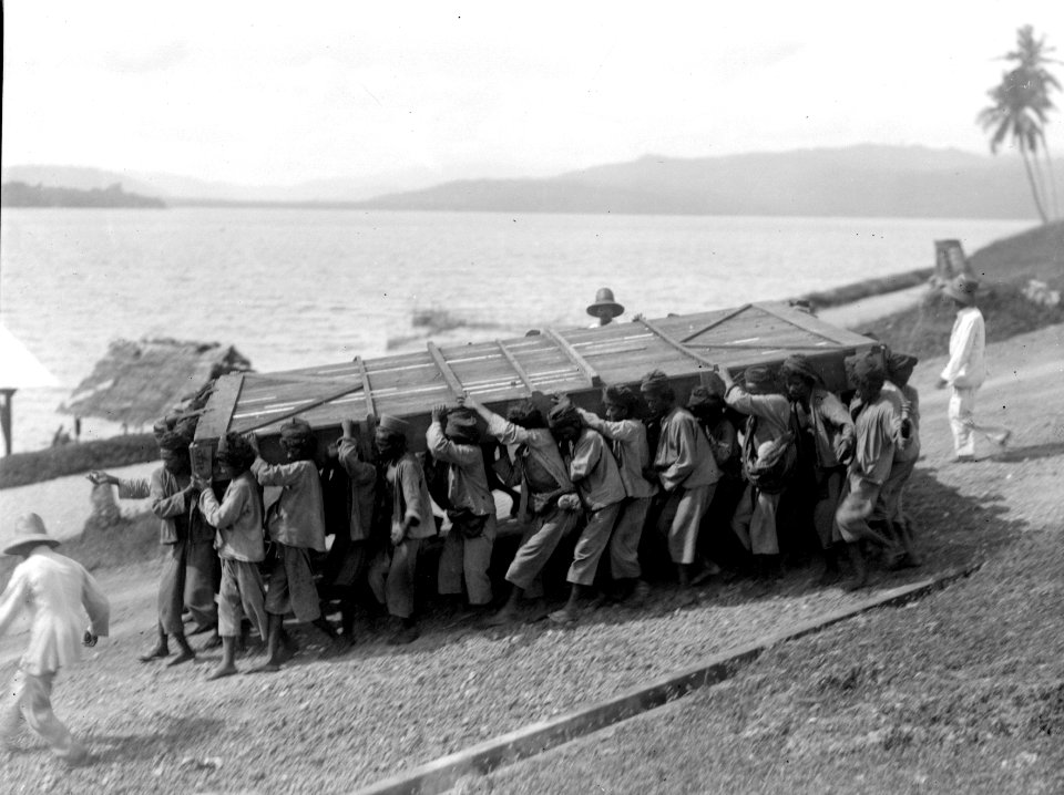 Femmeterslådan forslas till stranden. Datum, Juni 1920. Ort, Baoe Baoe, Boeton. Baoe Baoe - SMVK - 022180