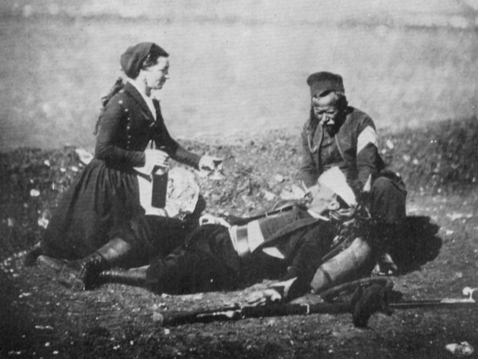 Fenton, Roger - Krankenschwester versorgt einen Verwundeten (Zeno Fotografie)