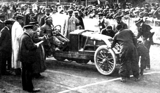 Ferenc Szisz premier de la première journée du Grand Prix de l'ACF 1906, au départ à Pont-de-Gennes