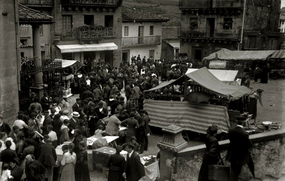 Feria agrícola y visitantes en la plaza de la localidad de Lezo (1 de 2) - Fondo Car-Kutxa Fototeka