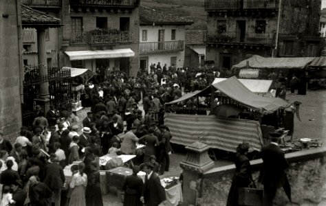 Feria agrícola y visitantes en la plaza de la localidad de Lezo (1 de 2) - Fondo Car-Kutxa Fototeka