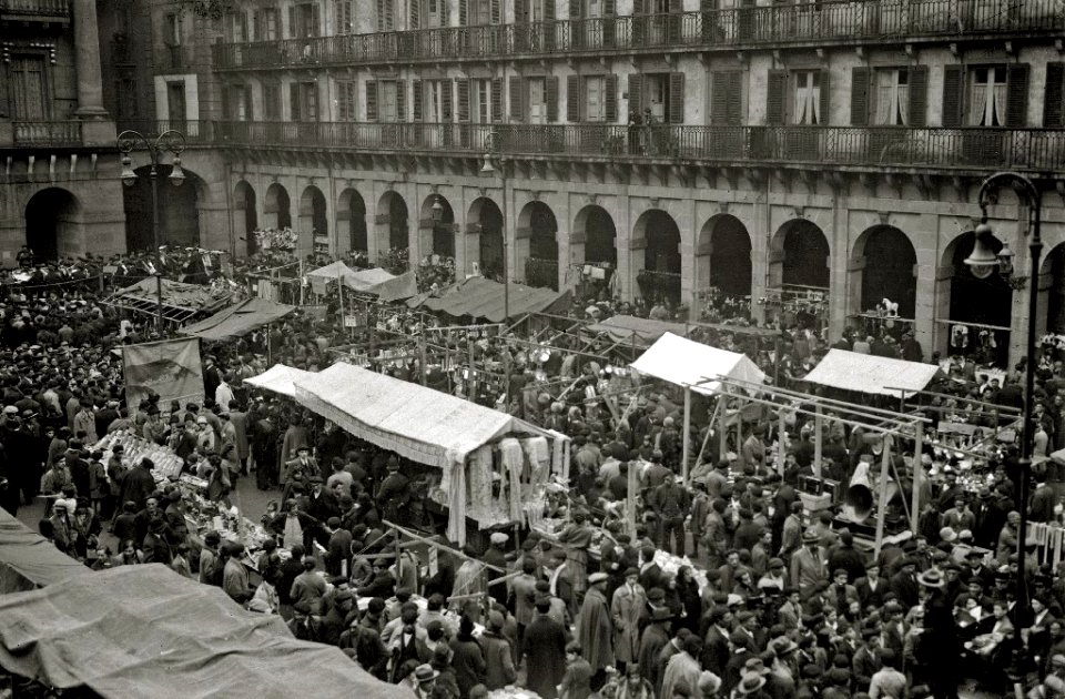 Feria de Santo Tomás en la plaza de la Constitución (3 de 4) - Fondo Car-Kutxa Fototeka