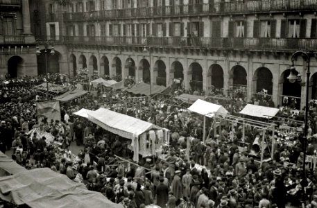 Feria de Santo Tomás en la plaza de la Constitución (3 de 4) - Fondo Car-Kutxa Fototeka
