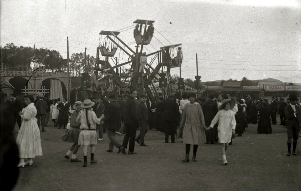 Ferias instaladas en la plaza del Centenario (2 de 3) - Fondo Car-Kutxa Fototeka