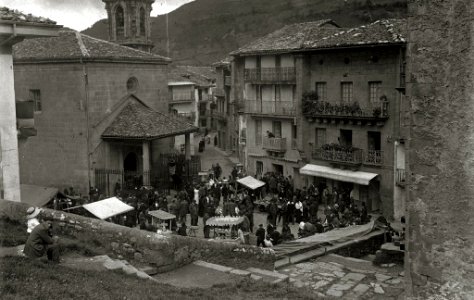 Feria agrícola y visitantes en la plaza de la localidad de Lezo (2 de 2) - Fondo Car-Kutxa Fototeka