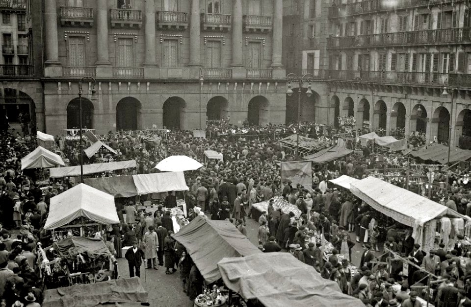 Feria de Santo Tomás en la plaza de la Constitución (2 de 4) - Fondo Car-Kutxa Fototeka