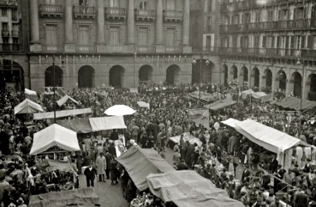 Feria de Santo Tomás en la plaza de la Constitución (2 de 4) - Fondo Car-Kutxa Fototeka