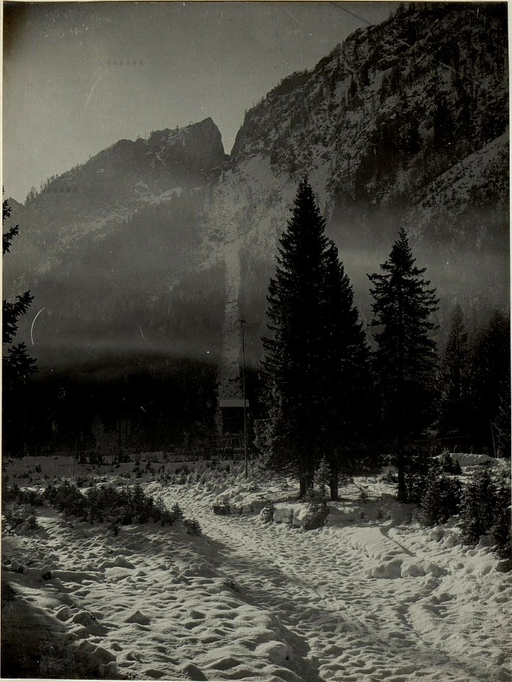 Fernengelhütte (rechts) mit Aufzug auf den Kleinen Malurch 1681 im Morgennebel. Standpunkt, Bei der Kote 1273 nach Süden. (BildID 15467570)