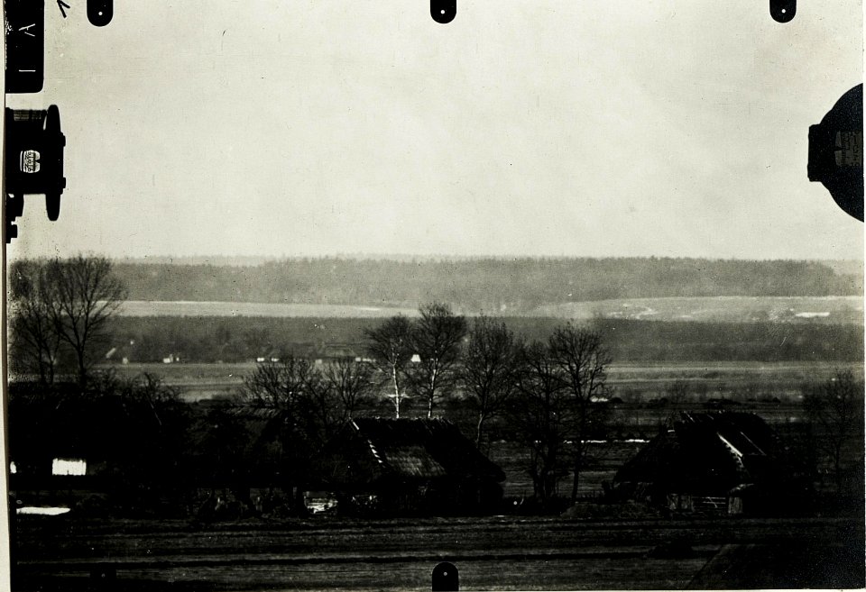 Fernaufnahme vom Dach der Kriegsvermessung Nr. 3 nach Westen, März 1917. (BildID 15590345)