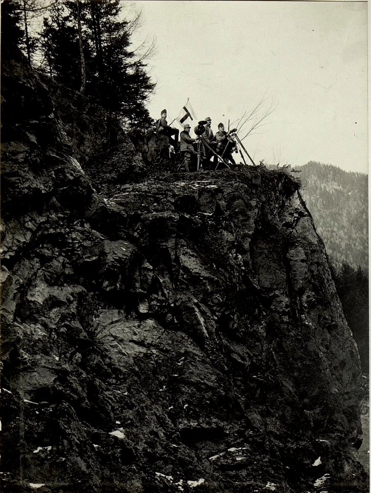 Fernsignal Patrouille. Optische Station für Nacht mit Zeiss Apparat bei der Mauthner-Spitze. (BildID 15465418)