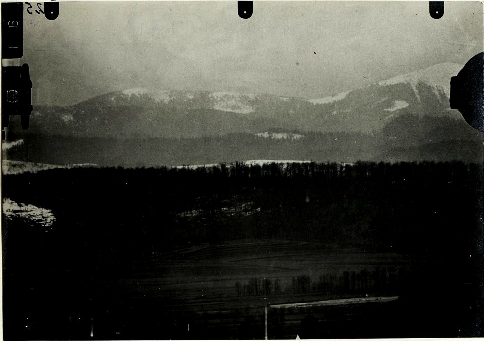 Fernaufnahme der Karpathen von Bania aus, 30.April 1917. (BildID 15590555)