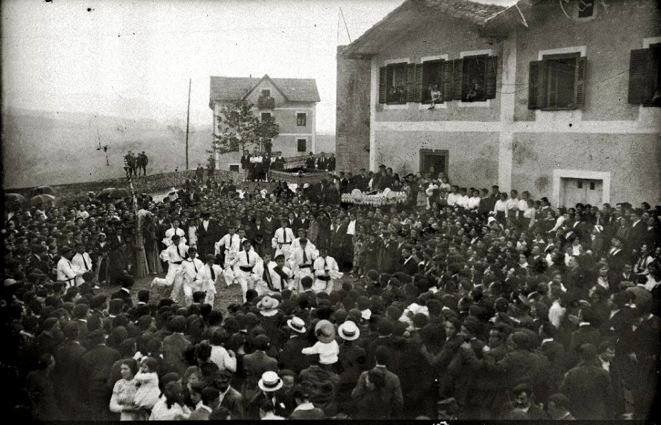 Fiesta celebrada con motivo de la inauguración de la nueva iglesia parroquial en la plaza de San Marcial en el barrio de Altza (5 de 9) - Fondo Car-Kutxa Fototeka