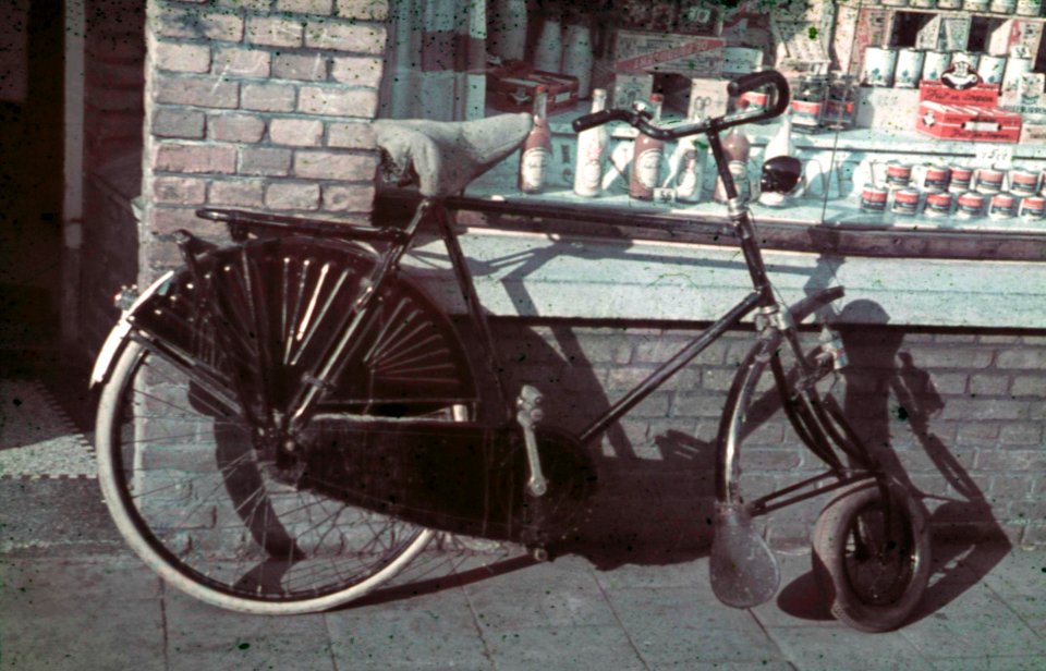 Fiets met autopedbanden - Fotodienst der NSB - NIOD - 210949