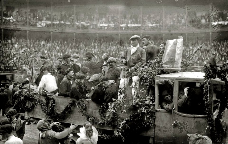 Fiestas de carnaval en la plaza de toros de Tolosa (2 de 5) - Fondo Car-Kutxa Fototeka