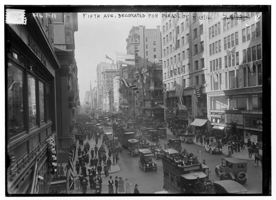 Fifth Ave. decorated for Parade of 5-13-16 LCCN2014704249