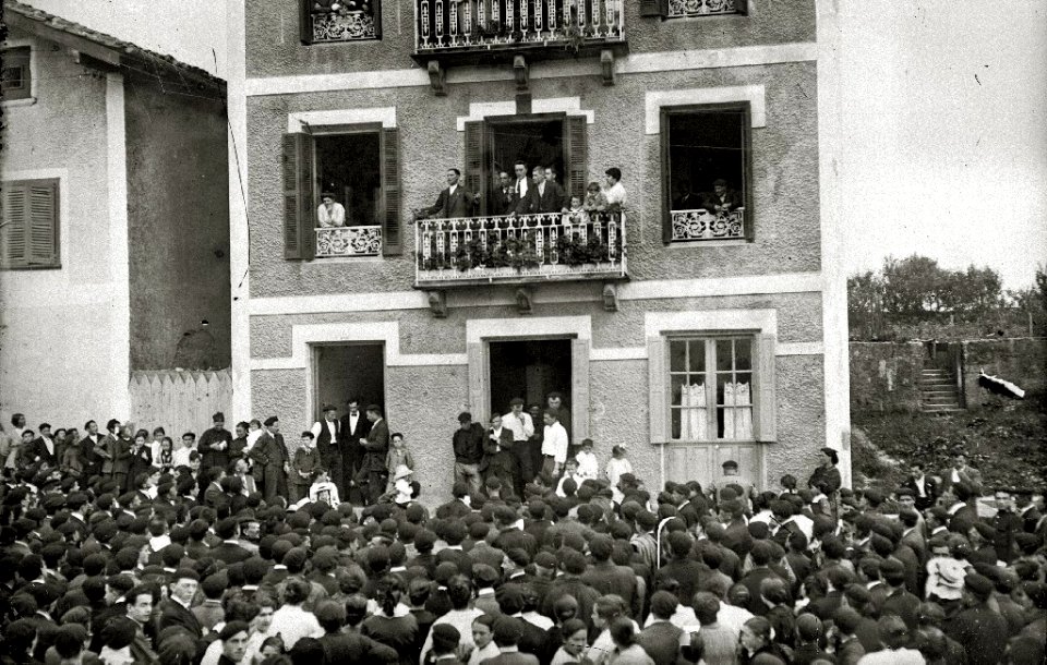 Fiesta celebrada con motivo de la inauguración de la nueva iglesia parroquial en la plaza de San Marcial en el barrio de Altza (4 de 9) - Fondo Car-Kutxa Fototeka