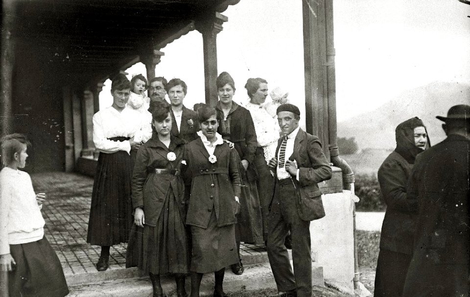 Fiesta celebrada con motivo de la inauguración de la nueva iglesia parroquial en la plaza de San Marcial en el barrio de Altza (8 de 9) - Fondo Car-Kutxa Fototeka