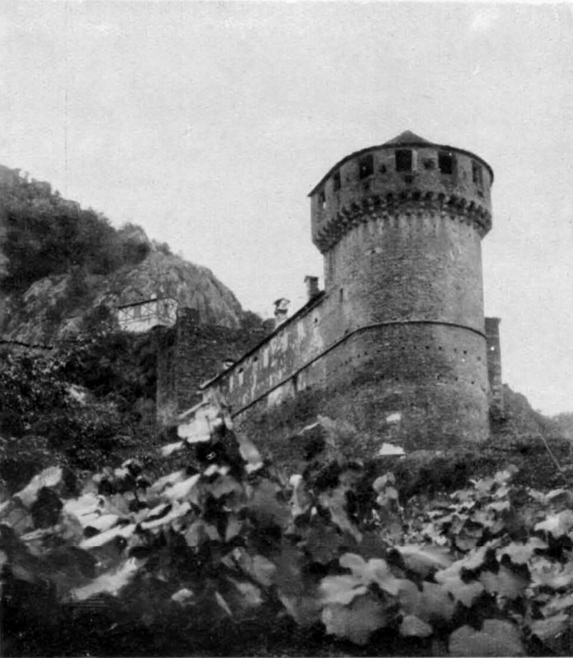 Fig 139, castello di vogogna, torre, p220, foto Nigra, nigra il novarese