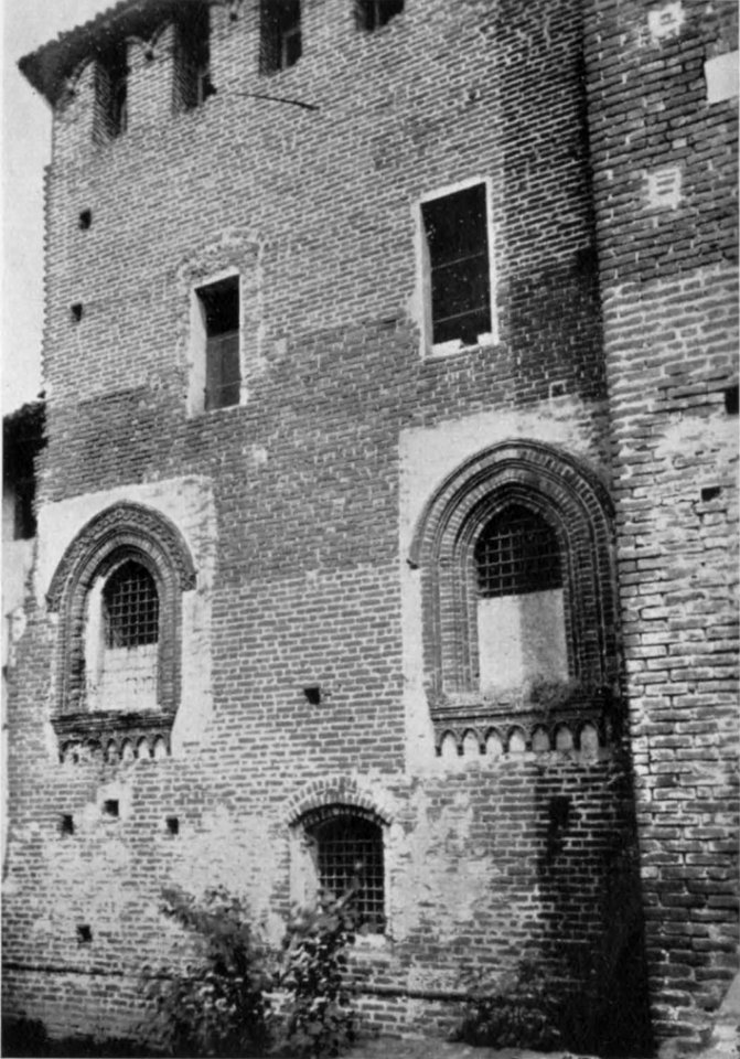 Fig 154, castello di caltignaga, merlatura e finestre fronte ovest, p230, foto Nigra, nigra il novarese