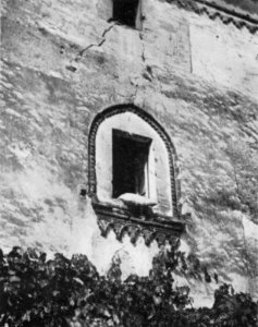 Fig 158, castello di gattico, finestra della torre di cinta, p232, foto Nigra, nigra il novarese