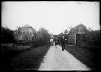 Fietsers en wandelaars bij café-logement Duinzicht aan de Herenweg (op t Woud) - Regionaal Archief Alkmaar - FO1400062