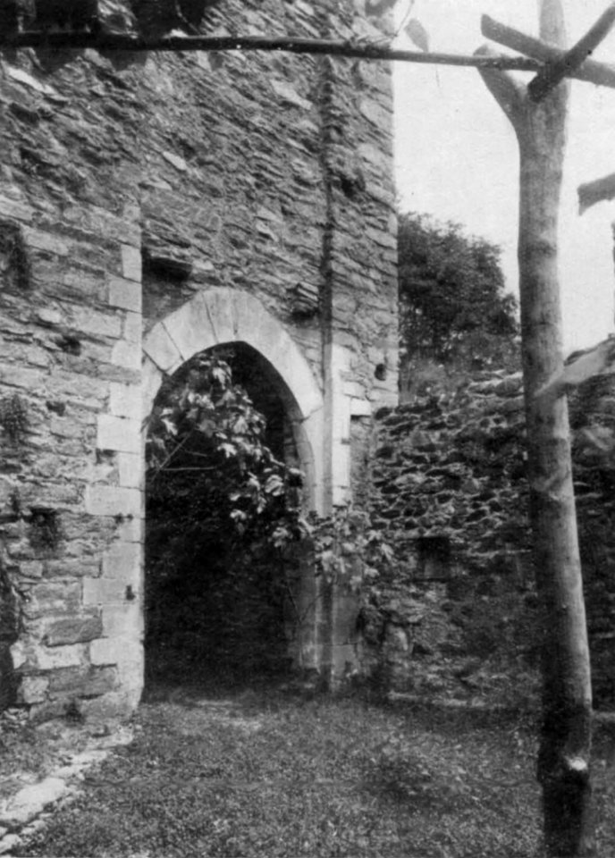 Fig 140, castello di vogogna, porta d ingresso, p220, foto Nigra, nigra il novarese