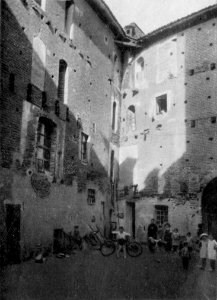 Fig 91, castello di castellazzo, cortile, p185, foto nigra, nigra il novarese