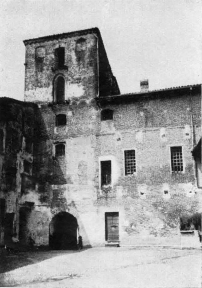 Fig 155, castello di caltignaga, cortile, p231, foto Nigra, nigra il novarese