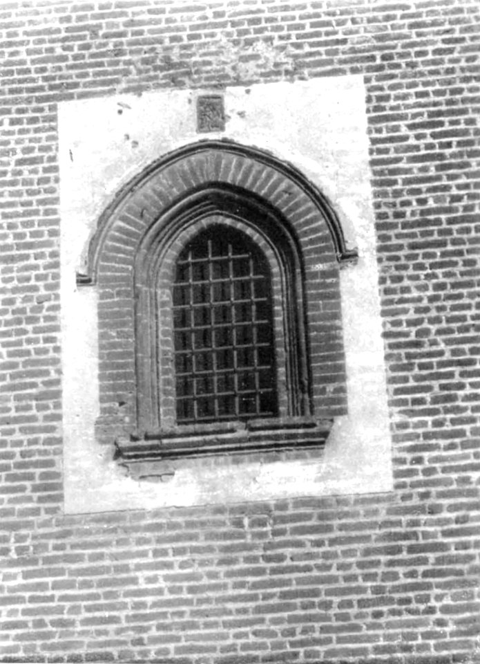 Fig 75, castello di vicolungo, finestra della rocchetta, p176, foto nigra, nigra il novarese