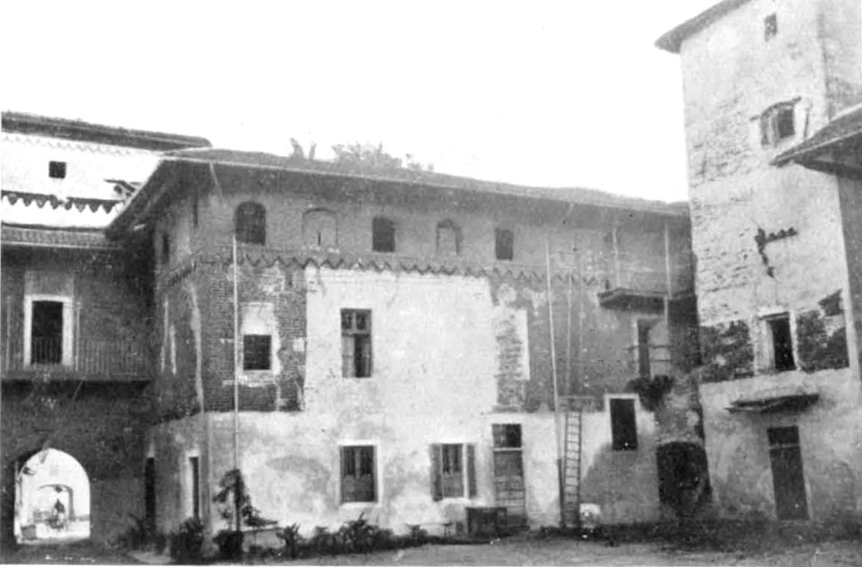 Fig 67, castello di casalgiate, cortile, p171, foto nigra, nigra il novarese copia