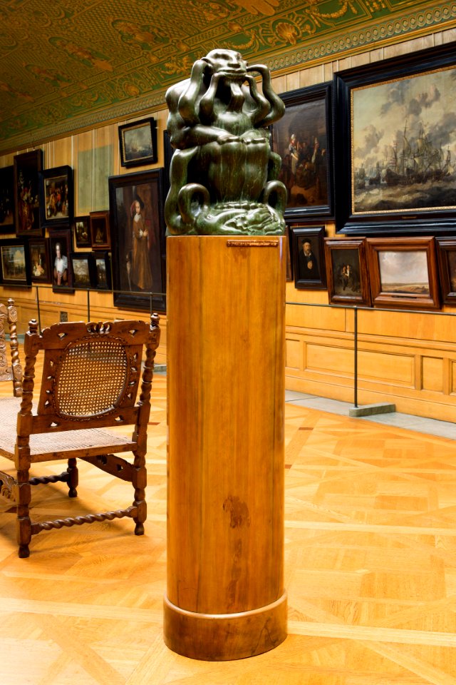 Figur på piedestal i tavelgalleriet. Den männsliga rättvisan alt. Egoismen - Hallwylska museet - 106918