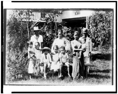 Filipino family, ten people, posed, on lawn LCCN93506800