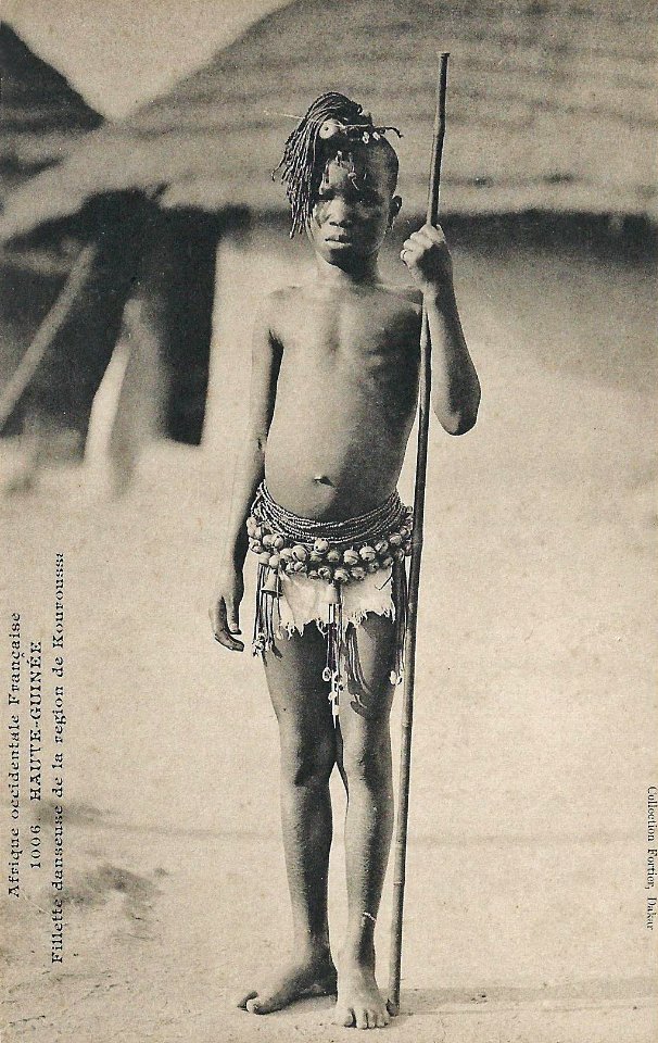 Fillette danseuse de la région de Kouroussa (Guinée)