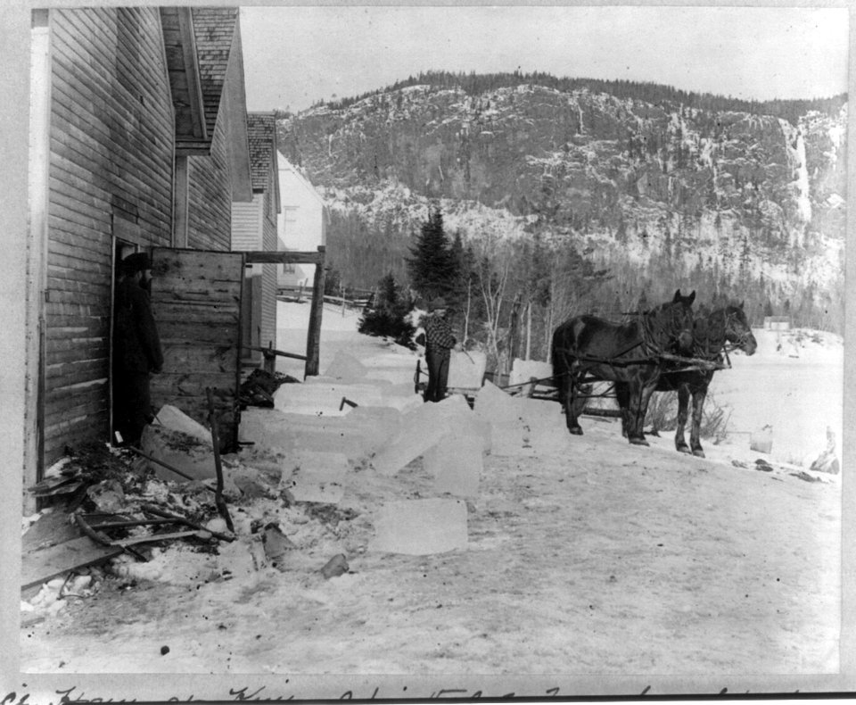 Filling ice house at Mt. Kineo, Moosehead Lake, Maine LCCN2002711535