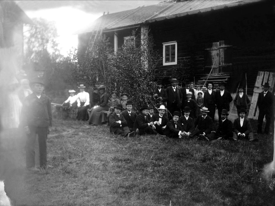 Fil-Martins bröllop i Åsen 1903. Bröllopsgäster ute på gårdsplanen - Nordiska Museet - NMA.0042659