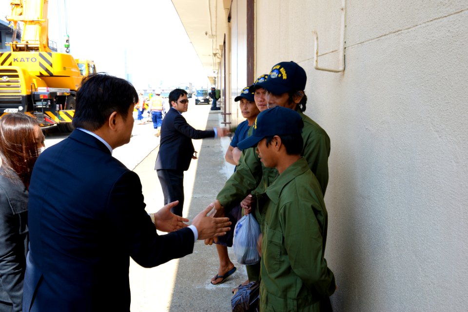 Filipino fishermen taken into custody 150330-N-OK605-034
