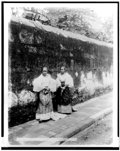 Filipino maidens, Cavite, P.I. LCCN93511553