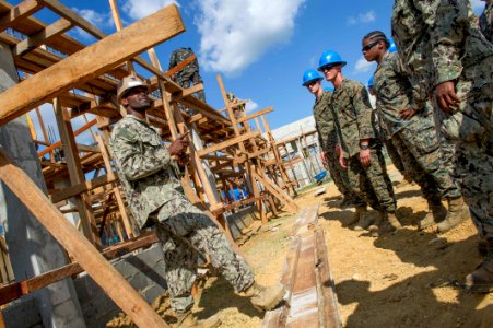 Filipino, US engineers build relationships through construction project 150407-N-HA376-028